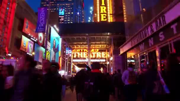 ストリートがミッドタウン マンハッタン ニューヨーク市で高速転送ビューを歩くニューヨーク アメリカ合衆国 2018 — ストック動画