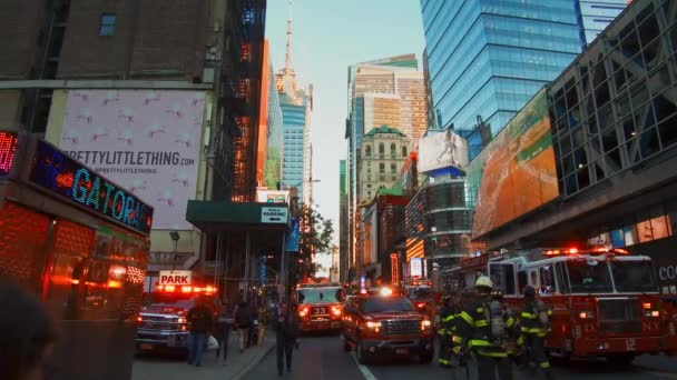 マンハッタンのミッドタウンに緊急事態への応答の ストリート ニューヨーク市 アメリカ合衆国 2018 火災トラックと警察車救急車 — ストック動画