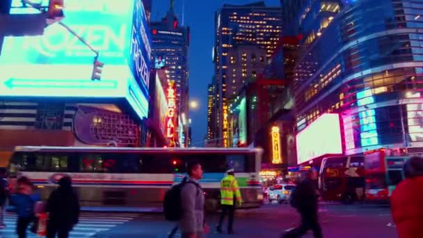 纽约市 2018年10月30日 繁忙的42街晚上在曼哈顿市中心与行人和交通 — 图库视频影像