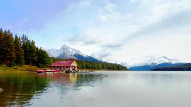 Jasper Canadá Septiembre 2018 Maligne Lake Boat House Snow Mountain — Vídeos de Stock