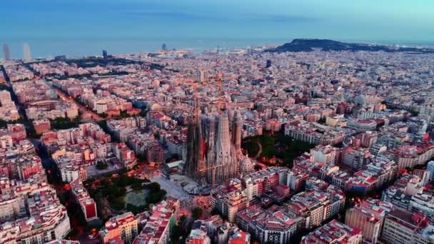 Légi Felvétel Sagrada Familia Barcelona Város Alkonyatkor Spanyolország — Stock videók