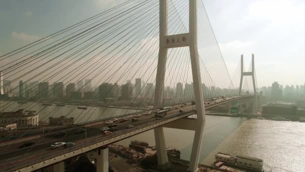 中国の上海航空写真ビューで南浦大橋と黄の川 — ストック動画