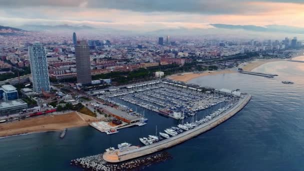 Ofis Binaları Spanya Barselona Manzarası Ile Yat Sahil Görünümünün Havadan — Stok video