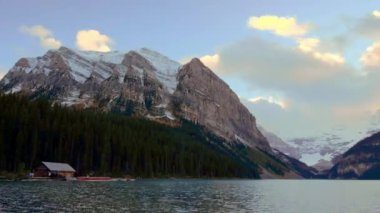 Lake Louise timelapse panoramik kar dağ ve orman günbatımında Banff National Park içinde kaydırma.