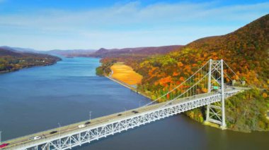 Hudson Nehri ve renkli yeşillik ile sonbahar New York eyaletinde Bridge'de Bear Mountain havadan görünümü.
