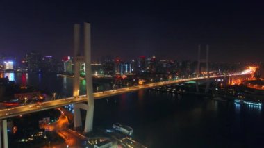 Çin Shanghai Hava görünümünde geceleri Nanpu köprü ve Huangpu Nehri
