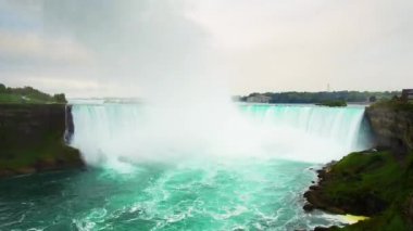 Horseshoe Falls closeup görünümü Niagara Falls timelapse - Kanada ve Amerika Birleşik Devletleri'nin yatılı, bulutlu gün içinde bir parçası olarak.