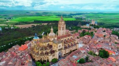 Segovia Katedrali ve antik mimari İspanya'nın havadan görünümü.