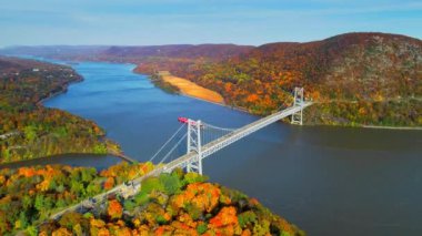 Hudson Nehri ve renkli yeşillik ile sonbahar New York eyaletinde Bridge'de Bear Mountain havadan görünümü.