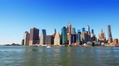 Şehir merkezindeki Manhattan Brooklyn Köprüsü ve finans bölgesine gökdelenler New York City ile su manzaralı