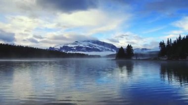 İki Banff National Park, Amerika Birleşik Devletleri gölde Jack.