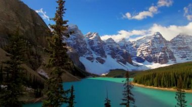 Göl buzultaş timelapse cennet içinde - güneşli gün kar dağ ve ağaçlarda Banff National Park, Amerika Birleşik Devletleri.