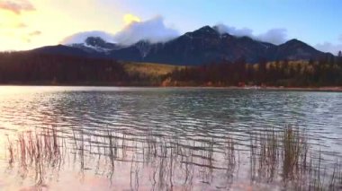 Göl Patricia Jasper National Park Kanada'da içinde gün batımında dalgalanma ile.
