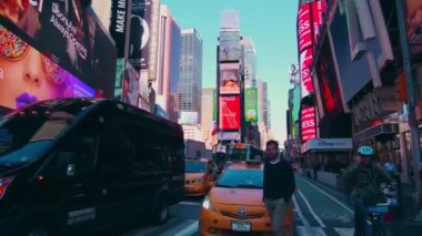 New York City - 28 Eylül 2018: kalabalık trafik billboard ve insanlar Times Meydanı. New York City Amerika Birleşik Devletleri'en kalabalık şehridir.