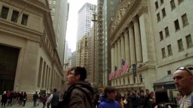 New York City, Amerika Birleşik Devletleri - 30 Ekim 2018: Yürüyüş ileri gökdelenler ile Wall Street Manhattan şehir merkezindeki ünlü finans merkezi olarak.