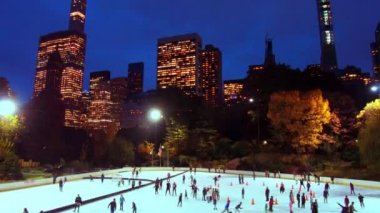 Central Park timelapse insanlar paten ın Midtown New York City ile kışın buz pateni