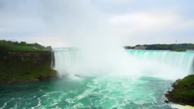 Gökkuşağı Köprüsü, American Falls ve Niagara Kanada görünümünde kaydırma timelapse Horseshoe Falls.