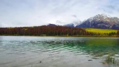 Göl Patricia sonbaharda timelapse Jasper National Park, Amerika Birleşik Devletleri panoramik görünümü kaydırma.