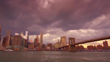 New York City - 28 Eylül 2018: Şehir manzarası ve meşgul su trafik gün batımında. New York City Amerika Birleşik Devletleri'en kalabalık şehridir.