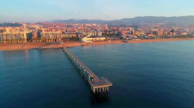 Barcelona, İspanya - 28 Mayıs 2018: Pont del Petroli veya petrol Köprüsü hava görünümünde gündoğumu Coast'ta orta-arazi. Barcelona İspanya ikinci en kalabalık Belediyesi olduğunu.