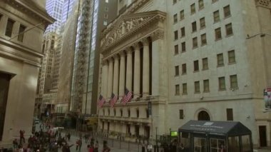 New York City, Amerika Birleşik Devletleri - 30 Ekim 2018: Yürüyüş ileri gökdelenler ile Wall Street Manhattan şehir merkezindeki ünlü finans merkezi olarak.