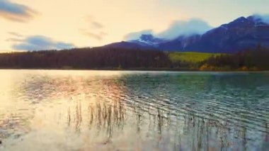 Göl Patricia waterfront timelapse sonbaharda panoramik Jasper National Park, Amerika Birleşik Devletleri içinde kaydırma gün batımında.