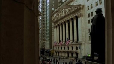 New York City, Amerika Birleşik Devletleri - 30 Ekim 2018: Geçit görünümü Menkul Kıymetler Borsası ve gökdelenler ile Wall Street Manhattan şehir merkezindeki ünlü finans merkezi olarak Washington heykeli.