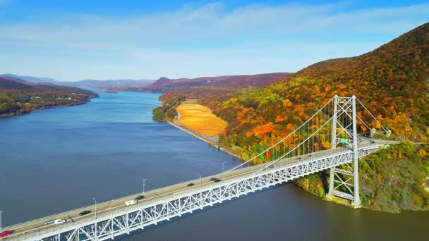 Hudson Nehri Renkli Yeşillik Ile Sonbahar New York Eyaletinde Bridge — Stok video