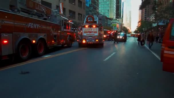 Nueva York City Octubre 2018 Camión Bomberos Ambulancia Coches Policía — Vídeo de stock