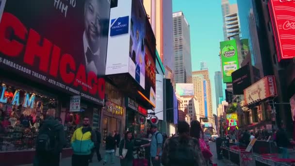 붐비는 트래픽이 빌보드와 사람들 뉴욕시 2018 타임즈 스퀘어 뉴욕시는 미국에서 — 비디오