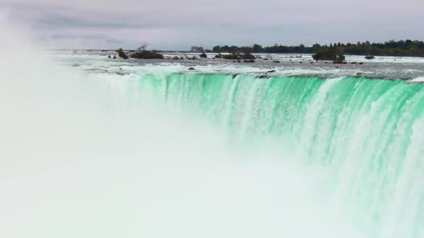 Horseshoe Falls Close Seup Panning View Water Flow Niagara Falls — стоковое видео