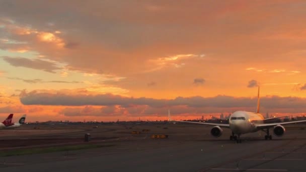 美国瓦萨纽瓦克 2018年6月28日 纽瓦克自由国际机场 Ewr 在日出时与飞机 Ewr 是美国第15个最繁忙的机场 — 图库视频影像