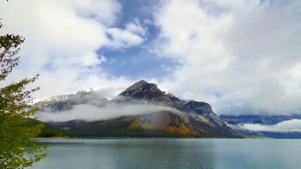 Lake Minnewanka Cloudscape Timelapse Panning Panoramic View Snow Mountain Forest — Stock Video