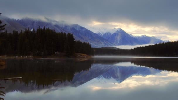 Snow Mountain Lago Tranquilo Panning Banff National Park Canadá — Vídeo de Stock