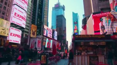New York City - 28 Eylül 2018: Times square timelapse kalabalık trafik billboard ve insanlarla. New York City Amerika Birleşik Devletleri'en kalabalık şehridir.
