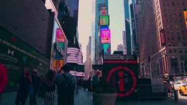 New York City - 28 Eylül 2018: Times square timelapse kalabalık trafik billboard ve insanlarla. New York City Amerika Birleşik Devletleri'en kalabalık şehridir.