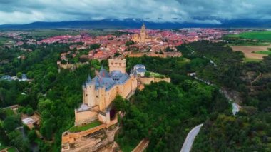 Segovia Alcazar veya Segovia kale İspanya havadan görünümü.