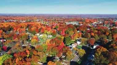 Renkli yeşillik ile sonbahar bir yerleşim bölgesinde, havadan görünümü