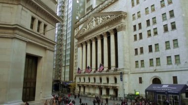 New York City, Amerika Birleşik Devletleri - 30 Ekim 2018: Wall Street ile gökdelenler timelapse Manhattan şehir merkezindeki ünlü finans merkezi olarak.