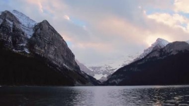 Kar dağ ve orman içinde Banff National Park Lake Louise günbatımı manzaralı.