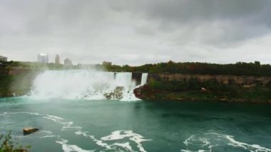 Panoramik American Falls ve Niagara Kanada Horseshoe Falls - bulutlu gün kaydırma..