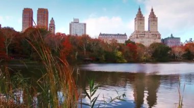 New York City Central Park'ta gökdelenler daire ve göl ile sonbahar