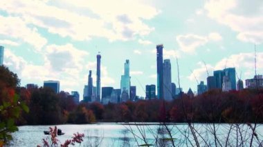 Central Park yürüyüş görünümünde sonbahar yaprakları ın Midtown Manhattan New York City ile