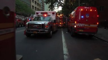 New York City, Amerika Birleşik Devletleri - 30 Ekim 2018: Yangın kamyon ve polis araba ambulans 42 Street yanıt Midtown Manhattan'ın acil bir olay olarak.