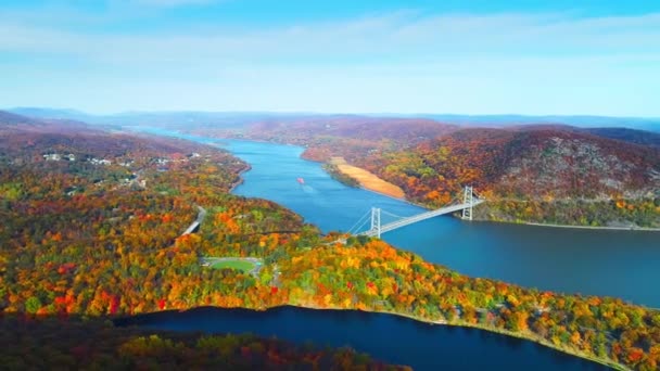 ハドソン川と紅葉の秋にニューヨーク州のベアマウンテン橋の空撮 — ストック動画