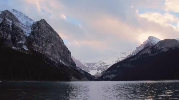 路易丝湖日落看法与雪山和森林在班夫国家公园 — 图库视频影像