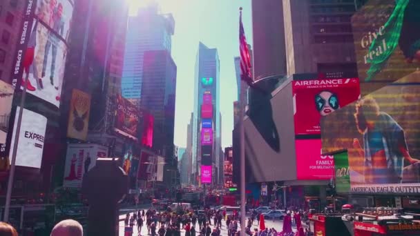 Νέα Υόρκη Σεπτεμβρίου 2018 Times Square Πολυσύχναστη Κυκλοφορίας Πινακίδα Και — Αρχείο Βίντεο