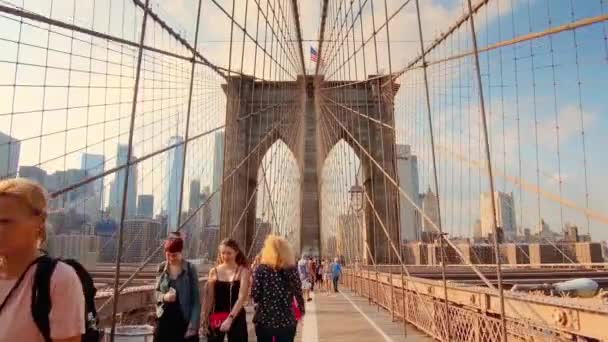 Ciudad Nueva York Septiembre 2018 Gente Camina Por Puente Brooklyn — Vídeo de stock