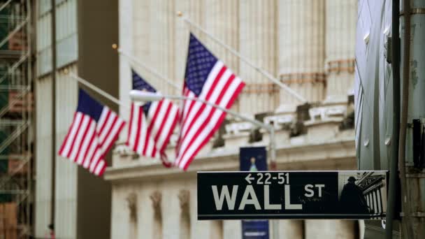 华尔街路标和纽约证券交易所在曼哈顿市中心失去焦点 — 图库视频影像