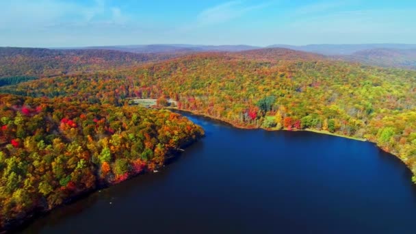 湖の紅葉と秋の空撮 — ストック動画